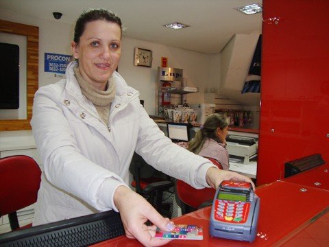 cresce-inadimplencia-do-consumidor-1 A subgerente da Impacto Calçados, Jadna do Amaral Fernandes, lembra que a compra no cartão de crédito é uma forma de pagamento garantida para o lojista.