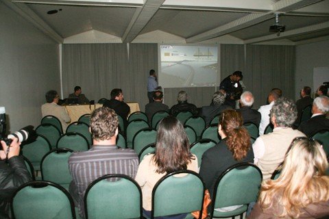 da-europa-para-laguna-1 O gerente de produção do consórcio, engenheiro Mauri Morales, explanou sobre o andamento dos trabalhos para o começo das obras da ponte. Segundo ele, a expectativa do grupo é atingir uma folha salarial com 1,3 mil trabalhadores já a partir do próximo ano.
