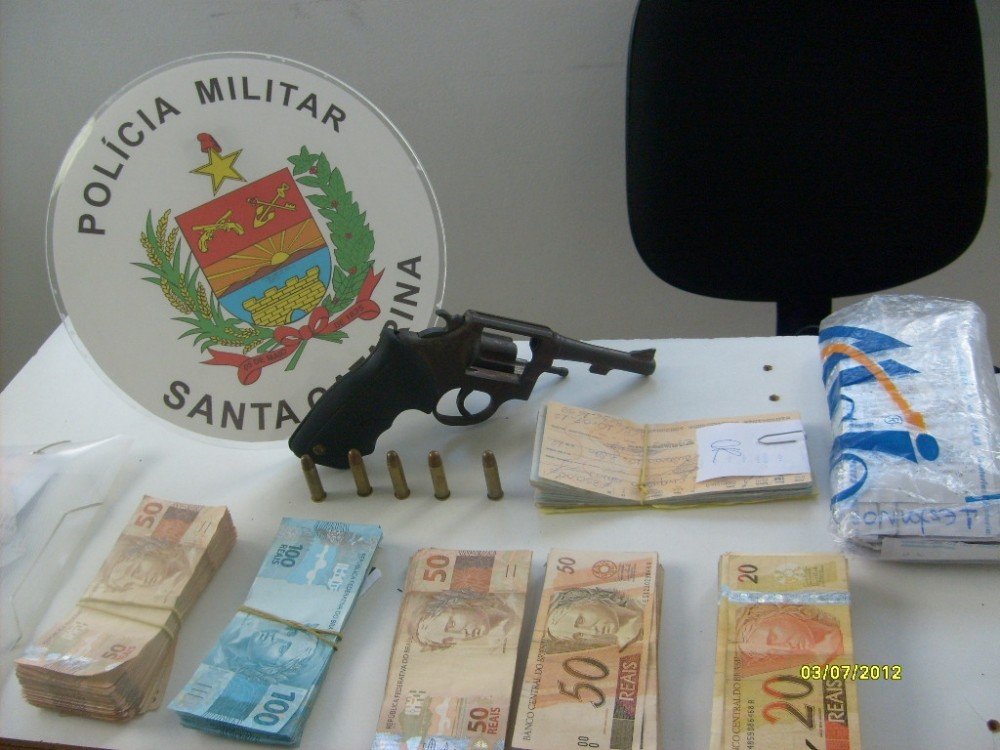 dupla-assalta-loterica-e-abandona-dinheiro-1 Na fuga, no bairro Santa Lúcia, em Capivari de Baixo, o malote e o revólver foram abandonados pela dupla de assaltantes