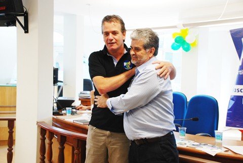 em-braco-do-norte-prefeito-e-ex-prefeito-na-disputa-1 Ademir Matos (à direita - PMDB) terá como candidato vice Charles Bianchini (à esquerda - PSDB)