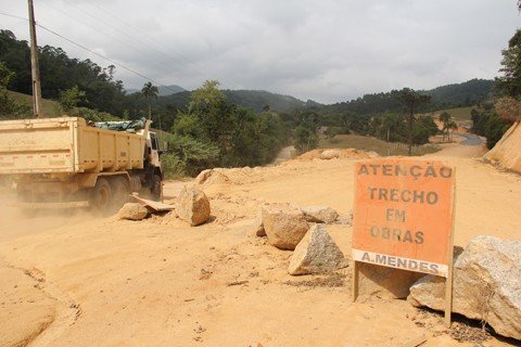 empresa-e-notificada-1 A terraplanagem da via, de 7,5 quilômetros, está 90% pronta. O investimento foi de R$ 8 milhões.