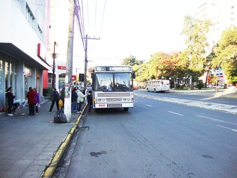 empresas-sao-notificadas-1 Entre as reclamações dos usuários, entregues em forma de ofício às empresas de ônibus, está a parada fora do ponto de embarque e desembarque