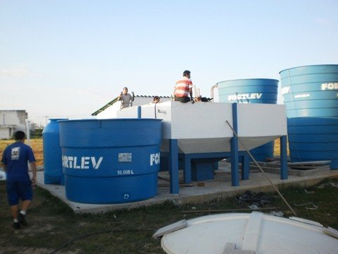 estacao-de-tratamento-de-agua-comeca-a-operar-1 A estação de tratamento implantada no Porto Pesqueiro de Laguna tem capacidade para produzir 400 mil litros de água potável - Foto:Denise Pegorara/Porto de Laguna/Notisul