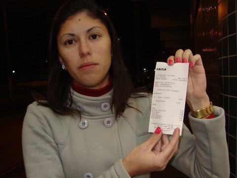estagiarios-a-espera-de-pagamento-1 A estudante de pedagogia da Uniaselvi, Priscila Rodrigues, 21 anos, estagiária na secretaria de educação da prefeitura de Tubarão, tirou o extrato de sua conta ontem à noite para conferir se o seu salário tinha sido depositado: a contava estava zerada