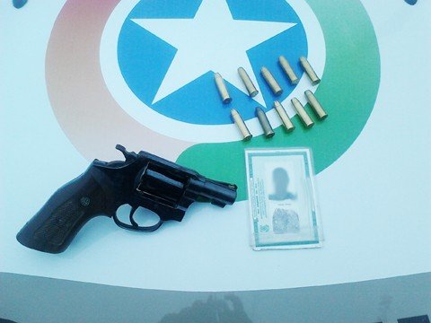homem-e-preso-por-porte-ilegal-de-arma-e-crime-ambiental-1 Uma arma de fogo calibre 38 com capacidade para cinco munições foi apreendida - Foto:Polícia Militar de Garopaba/Notisul
