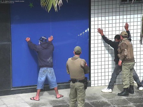 imagens-mostram-acao-de-criminosos-1 Esta foi uma das imagens registradas pela câmera de segurança. Foto: Polícia Militar de Braço do Norte/Notisul