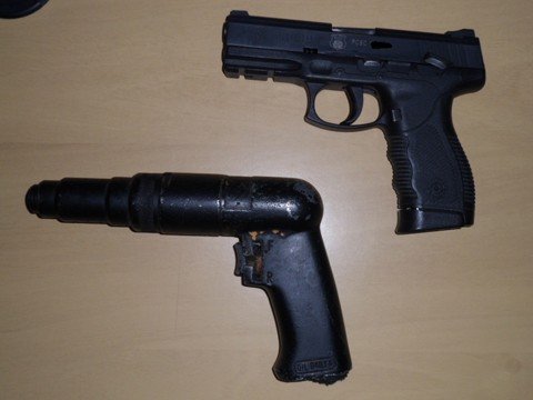 irmaos-sao-detidos-antes-de-cometer-o-crime-1 Nos dois assaltos praticados, a dupla usou uma arma falsa (à esquerda). Em cima, uma pistola Taurus calibre 40 da polícia - Foto:Polícia Civil de Braço do Norte/Notisul