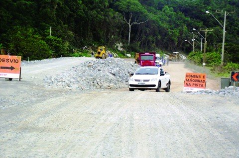 licenca-ambiental-ainda-e-aguardada-1 Trabalhos de pavimentação iniciam na saída da balsa em Laguna - Foto:Cida Vichiett/SDR Laguna/Notisul/Notisul