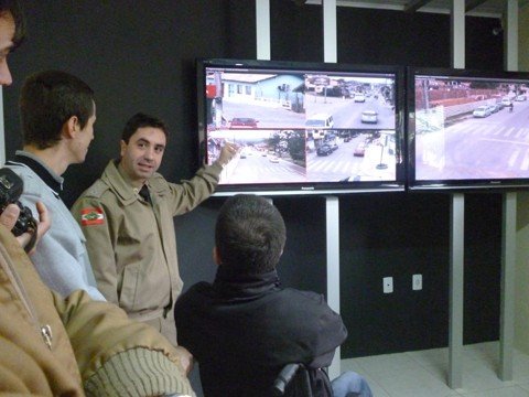 monitoramento-agora-e-feito-por-agentes-1 A central de emergência foi inaugurada ontem, em Garopaba, mas as câmeras já funcionavam desde o ano passado. Foto: Polícia Militar de Garopaba/Divulgação/Notisul