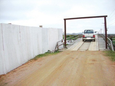 nova-licitacao-e-descartada-1 O máximo que a empresa vencedora da licitação, a Souza e Esmeraldino, de Tubarão, pôde fazer foi cercar a área que será utilizada como canteiro de obras.