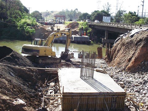 obras-avancam-no-lote-25-1 A ponte sobre o Rio Capivari terá 48 metros de extensão e atenderá o tráfego no sul - Fotos: Muriel Albonico/Esga-Dnit/Notisul