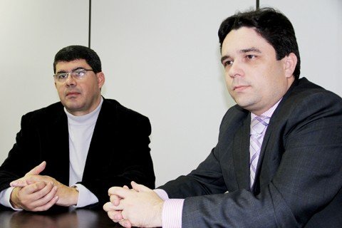 palestra-de-sensibilizacao-ocorre-hoje-1 O advogado Ramon Antonio (à direita) e o contador Marcos Freitas são os idealizadores do projeto em Tubarão. Eles querem fomentar a consciência fiscal na população, com a instalação do Observatório Social na cidade.