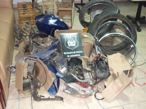 pecas-de-desmanche-sao-apreendidas-1 Peças enterradas no terreno de uma casa foram apreendidas. O dono da residência fugiu. Foto: Polícia Civil de Jaguaruna/Divulgação/Notisul