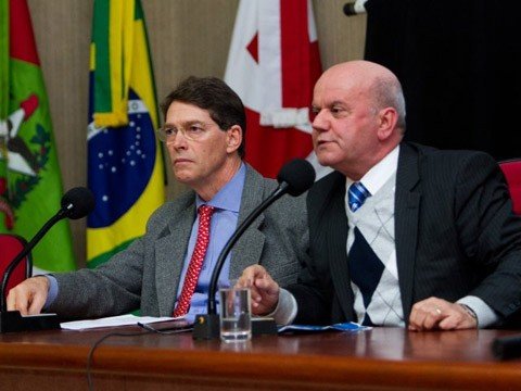 preparativos-sao-intensificados-1 Os desembargadores Luiz Cézar Medeiros e Eládio Torret Rocha, respectivamente presidente e vice-presidente e corregedor do Tribunal Regional Eleitoral de Santa Catarina (TRE-SC) - Foto:Hiroshi Hattori/TRE-SC/Notisul