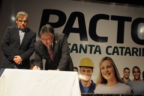 programa-aplicara-r-5-bilhoes-na-economia-1 Raimundo Colombo e Eduardo Moreira assinaram os primeiros editais ontem. “Este é o primeiro passo de uma longa caminhada. É hora de acelerar”, valoriza Colombo - Foto:Antônio Carlos Mafalda/Secom/Notisul