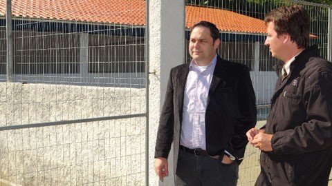 quase-na-hora-de-inaugurar-1 O secretário de saúde da prefeitura de Tubarão, Daisson Trevissol (à esquerda), e o presidente da ONG Movimenta-Cão (à direita), Francisco Beltrame, estão preocupados com a questão ambiental do CCZ de Tubarão - Foto:Adriana Oliveira/Prefeitura de Tubarã