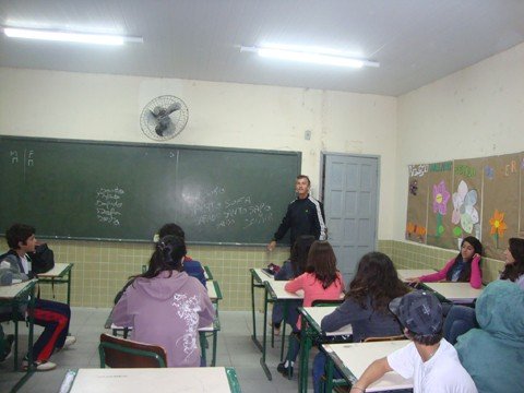 queremos-atencao-1 Professores e alunos da escola General Osvaldo Pinto da Veiga farão um protesto, hoje, para reivindicar que as obras de construção da nova unidade reinicie este ano. O antigo prédio foi demolido há dois anos. Foto: Márcia Roberg Cargnin/Divulgação/Notisul