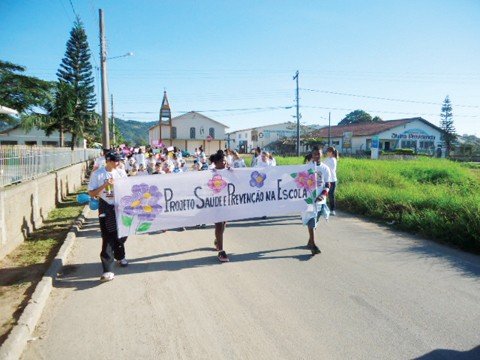 Os estudantes percorreram as ruas do bairro, caracterizados e com cartazes e faixas. A passeata marcou o fim do projeto ‘Saúde e Prevenção na Escola’. Foto: Max Alexandre/Prefeitura de Tubarão/Divulgação/Notisul