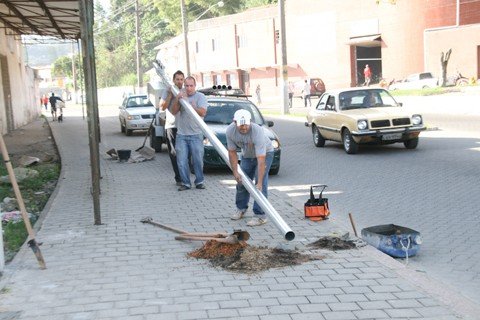 sistema-comeca-a-ser-instalado-em-laguna-1 A fixação dos postes onde ficarão as câmeras iniciou esta semana - Foto:Prefeitura de Laguna/Notisul