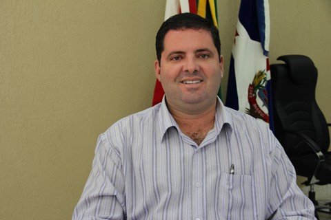 suspensa-a-decisao-de-perda-de-direitos-politicos-de-prefeito-1 Com a suspensão da decisão pelo TJ, Amarildo está apto a prosseguir na vida pública, inclusive a concorrer em outubro próximo à reeleição a prefeito de Imaruí