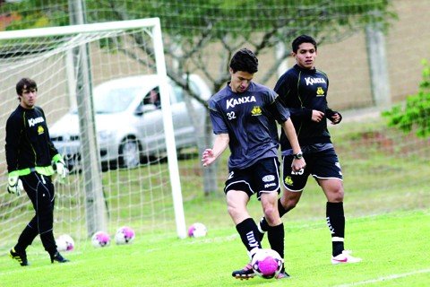 tigre-encara-novo-desafio-fora-de-casa-1 Possebon (com a bola) deve seguir no time titular do Tigre - Foto:Fernando Ribeiro/Criciúma E.C./Notisul