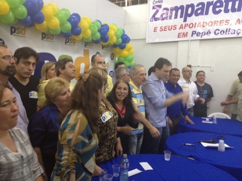 tubarao-tera-quatro-candidatos-a-prefeito-1 Integrantes da coligação comemoravam hoje por volta das 21h50min no diretório do PSD. Fotos: Eduardo Ventura/Rádio Santa Catarina/Notisul e Divulgação