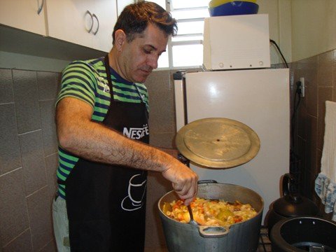 tubaronense-ajuda-moradores-de-rua-1 O professor Wagner Luiz Barbosa sai pela cidade para aquecer os moradores de rua com sopa