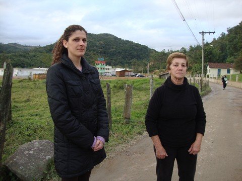via-de-acesso-ao-presidio-sera-pavimentada-1 As moradoras Tariane Medeiros Menegaz (à esquerda) e Laura Theodoro Menefaz (direita) queixam-se das más condições da estrada que dá acesso ao presídio.