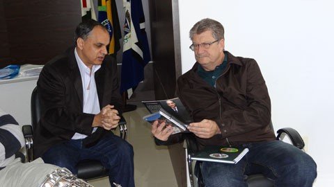willy-zumblick-sera-tema-da-escola-de-samba-1 Presidente da Protegidos, Moacyr Soares (E) visitou Tubarão esta semana para pedir apoio da prefeitura para levar a vida e a obra de Willy Zumblick para a passarela do samba em Florianópolis, no próximo ano - Foto:Adriana Oliveira/Prefeitura de Tubarão