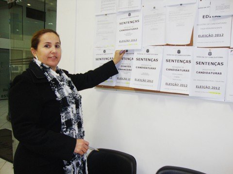 17-tem-candidaturas-indeferidas-1 Todas as candidaturas deferidas ou indeferidas são publicadas no mural do Cartório Eleitoral. A chefe de cartório da 33ª zona, em Tubarão, Marisley Gomes Silvério, trabalha intensamente para não perder o prazo.