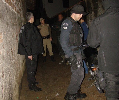 24-horas-de-monitoramento-1 Desde ontem todos os suspeitos que entravam nos becos do bairro Morrotes passavam por uma revista.