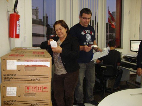 25-candidatos-deferidos-esperam-decisoes-1 A correria também é grande nos cartórios eleitorais. Os servidores devem checar todas as documentações para enviar os recursos ao TRE-SC