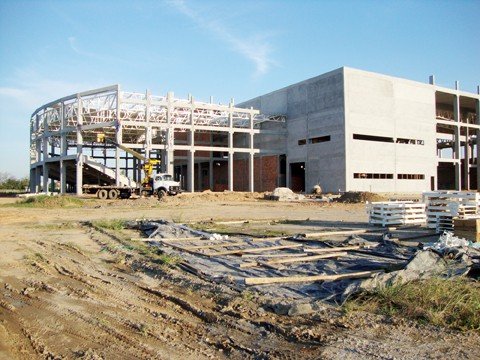 65-da-obra-esta-pronta-1 Os 25 operários da construtora Viseu, responsável pela construção da Arena Multiuso de Tubarão, atuam, neste momento, na edificação das paredes do ginásio. Toda a estrutura pré-moldada está finalizada.