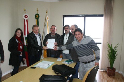 a-jovem-senhorinha-1 Reunião, ontem, selou a doação da ponte férrea no canal de Laranjeiras. Prefeito Célio Antônio recebeu representantes do Iphan e do Dnit - Fotos: Prefeitura de Laguna/Notisul