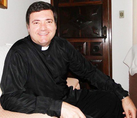 aliviado-e-assim-que-me-sinto-1 Padre Edison conta que passou por um intenso momento de oração para amenizar a dor de um período difícil e agora se diz abençoado com a cura