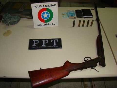 briga-de-casal-acaba-em-disparo-de-arma-1 O homem usou a espingarda e atirou para cima durante a briga. Havia um cartucho deflagrado e quatro intactos. Foto: Polícia Militar de Imbituba/Notisul