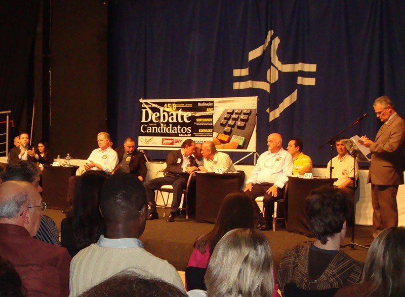 candidatos-encaram-a-plateia-1 Debate entre candidatos a prefeito de Tubarão foi pacífico e teve momentos acalorados entre as torcidas.