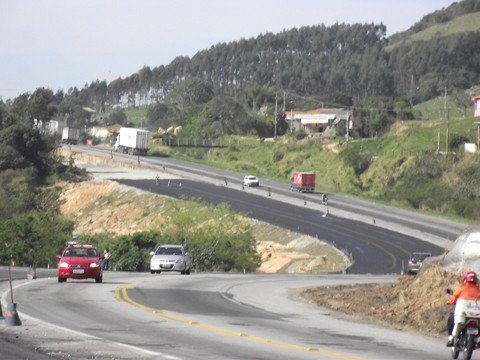 capa-asfaltica-comeca-ser-aplicada-1 Pedestres e motoristas devem redobrar os cuidados, já que trânsito, neste trecho, ainda é feito em pista simples e as obras ocorrem muito próximas do fluxo da rodovia. Foto: Muriel Albonico/Esga-Dnit/Notisul