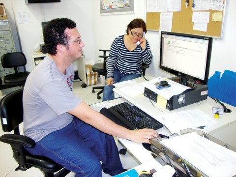 cartorios-definem-novas-ordens-1 Profissionais das zonas eleitorais da região passaram a tarde de ontem fazendo o sorteio das coligações.
