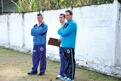 chance-de-ouro-para-jovens-talentos-1 Gilmar (na direita) já revelou atletas do time profissional do Cruzeiro. Foto: Luiz Henrique Fogaça/Notisul