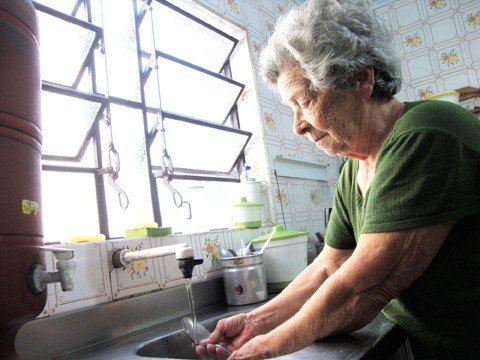 comissao-e-formada-na-camara-1 Para que a água chegue na torneira da aposentada Natalina dos Santos Maximiliano, o custo gira em torno de R$ 1,23 por metro cúbico. Contudo, a mesma água é vendida para Capivari de Baixo por apenas R$ 0,41 o metro cúbico.
