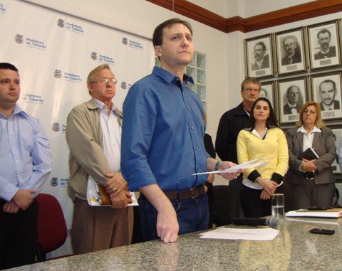 divida-e-de-r-118-milhoes-1 Perante a todos os seis secretários, o prefeito de Tubarão, Pepê Collaço (PSD), divulgou a situação financeira do município.