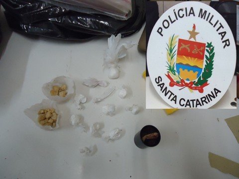 dois-jovens-sao-presos-com-drogas-em-boate-1 A ação da Polícia Militar resultou na apreensão de crack, cocaína e maconha - Foto:Polícia Militar de Tubarão/Notisul