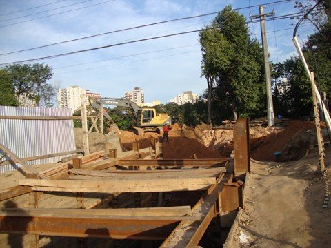 e-hora-de-arrumar-a-bagunca-1 Operários da Coenco iniciaram ontem o cumprimento da ordem de embargo, expedida pela prefeitura. A autorização visa que a empresa refaça o que ficou destruído após o desmoronamento.