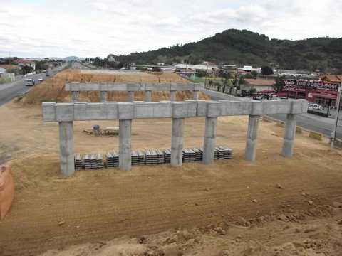 eis-os-pilares-do-viaduto-1 Agora, os trabalhos seguem no depósito e compactação do aterro para a formação das pistas elevadas. Foto: Muriel Albonico/Esga-Dnit/Notisul