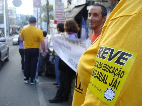 estado-abre-concurso-publico-1 A realização de um concurso público foi uma das exigências dos professores na última greve. Após oito anos de esperado, o estado fará a seleção. A escolha de vagas, oferecidas na primeira chamada, ocorrerá nos dia 3 e 4 de dezembro