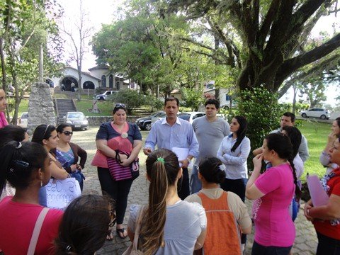 estagiarias-fazem-manifesto-1 As estagiárias conversaram com representantes da prefeitura para entender o que está ocorrendo - Foto:Laura Oppa/Divulgação/Notisul