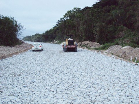 falta-de-licencas-ambientais-ja-gera-atrasos-1 Os trabalhos são mais aparentes na saída da balsa. Obra começou em maio de 2011 e, pelo contrato, te, tem que estar pronta até fevereiro do próximo ano. Foto: Prosul/Divulgação/Notisul