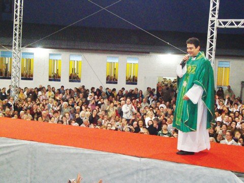 fe-traz-multidao-a-tubarao-1 A imagem do Divino Pai Eterno percorre todo o Brasil. Ontem, foi a vez de Tubarão integrar o roteiro da fé católica. A missa, celebrada pelo padre Robson de Oliveira atraiu uma multidão para a paróquia do bairro Passagem.