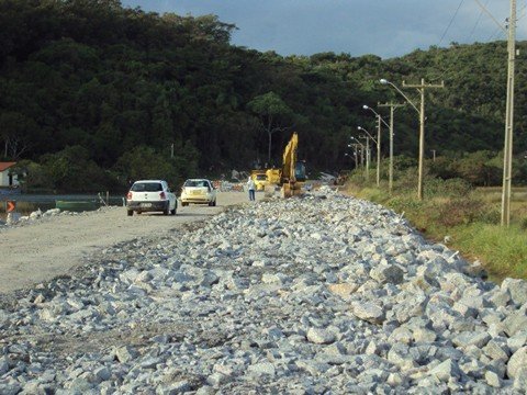 greve-pode-atrasar-ainda-mais-a-obra-1 Enquanto a guia do Departamento Nacional de Produção Mineiral (DNPM) não é liberada, os trabalhos prosseguem na saída da Balsa, em Laguna - Fotos:Prosul/Divulgação/Notisul